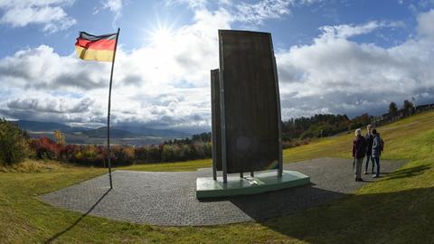 Besucher an der Grenzgedenkstätte Point Alpha in Rasdorf am Mahnmal für die Deutsche Teilung und Wiedervereinigung.