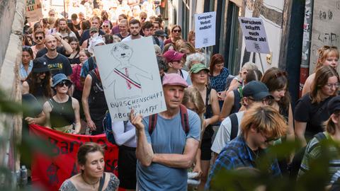 Protest gegen eine erwartete Lesung des österreichischen Rechtsextremisten Sellner: Ende Juli zogen Demonstranten zum Korporationshaus der Marburger Burschenschaft Germania