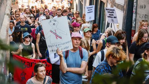 Protest gegen eine erwartete Lesung des österreichischen Rechtsextremisten Sellner: Ende Juli zogen Demonstranten zum Korporationshaus der Marburger Burschenschaft Germania