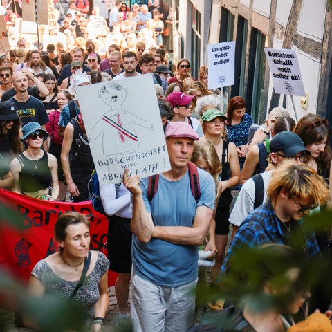 Protest gegen eine erwartete Lesung des österreichischen Rechtsextremisten Sellner: Ende Juli zogen Demonstranten zum Korporationshaus der Marburger Burschenschaft Germania