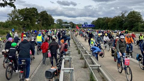 Tausende Radfahrer beteiligten sich am Sonntag an einer Protestfahrt auf der A648.