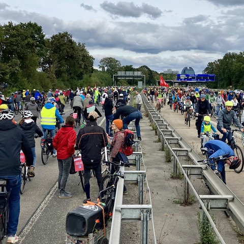 Tausende Radfahrer beteiligten sich am Sonntag an einer Protestfahrt auf der A648.