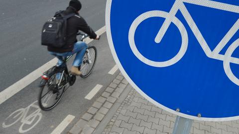 Fahrradspur mit Radweg-Schild