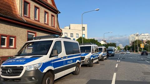 Mehrere Streifenwagen stehen entlang einer Straße