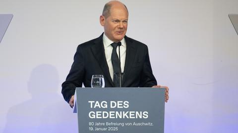 Bundeskanzler Olaf Scholz an einem Rednerpult.