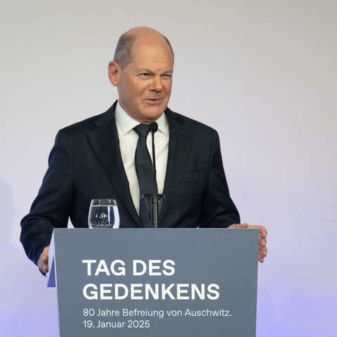 Bundeskanzler Olaf Scholz an einem Rednerpult.