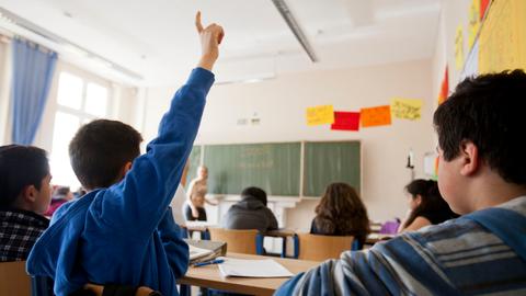 Schüler einer fünften Klasse sitzen in Frankfurt beim Mathematik-Unterricht im Klassenraum.