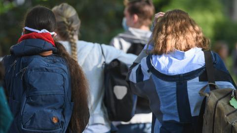 Jugendliche Schüler gehen zur Schule