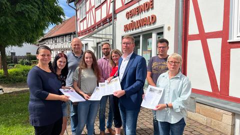 Bürgermeister Andreas Koch steht mit Vertreterinnen und Vertretern der Schule, der Elternschaft und des Kindergartens vor dem Rathaus in Knüllwald: gerade wurden ihm die Unterschriftenlisten für den Erhalt der Grundschule in Rengshausen übergeben.