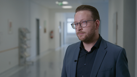 Portraitaufnahme von Sebastian Spies, Geschäftsführer Diakonie-Krankenhaus in Marburg: Mann mit Bart und Brille im Anzug blickt in die Kamera