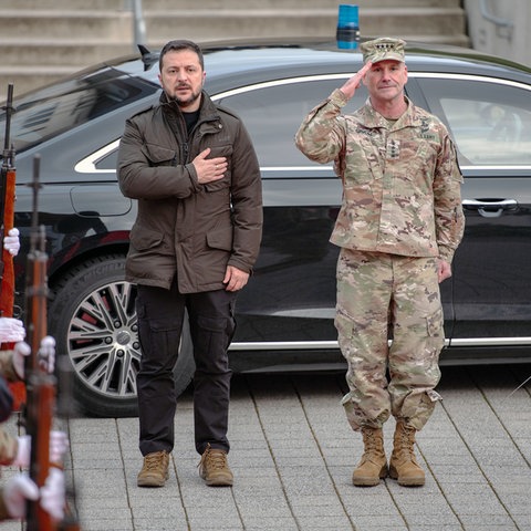General Christopher Cavoli, Kommandeur des US European Command, trifft sich mit Wolodymyr Selenskyj (l.), Präsident der Ukraine, um die fortgesetzte militärische Unterstützung der USA und der internationalen Gemeinschaft zur Verteidigung des ukrainischen Volkes gegen die russische Aggression zu besprechen.