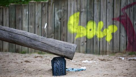 Verlassene Wippe auf einem Spielplatz