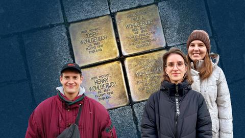 Collage: im Hintergrund Nahaufnahme von vier goldenen Pflastersteinen mit Text. Im Vordergrund drei "ausgeschnittene" junge Menschen, ein Mann, zwei Frauen.