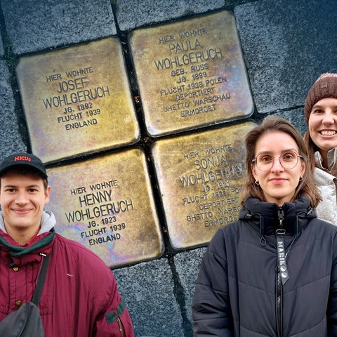 Collage: im Hintergrund Nahaufnahme von vier goldenen Pflastersteinen mit Text. Im Vordergrund drei "ausgeschnittene" junge Menschen, ein Mann, zwei Frauen.