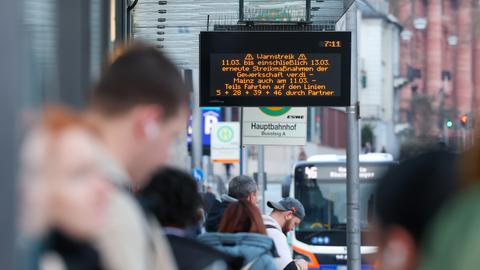 Anzeigetafel an einer Bushaltestelle mit Warnhinweis zum Streik