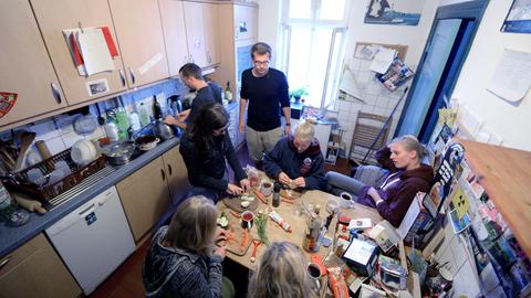 Eine WG-Küche mit sechs Menschen