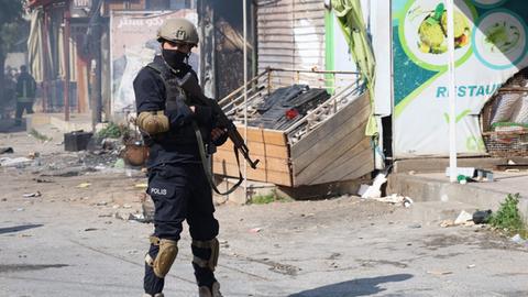 Ein Mitglied der syrischen Sicherheitskräfte patrouilliert auf einer Straße in der Küstenstadt Jableh in der Provinz Latakia im Nordwesten Syriens.