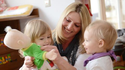 Tagesmutter mit zwei kleinen Kindern