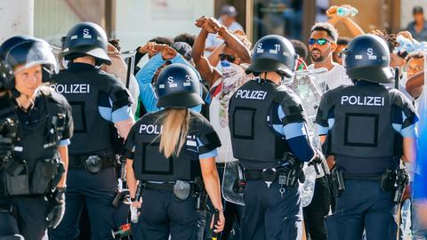 Eine Gruppe von Menschen wird nach Ausschreitungen bei einer Eritrea-Veranstaltung von Polizeikräften eingekesselt.