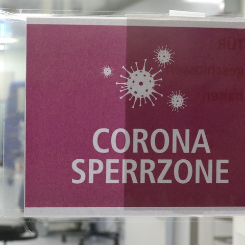 "Corona-Sperrzone" heißt es auf einem Schild, das an der Tür am Eingang einer Covid-19-Intensivstation klebt. 