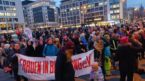 Zahlreiche Menschen stehen vor einer Bühne an der Frankfurter Hauptwache.