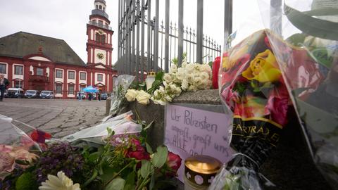 Nach der Messerattacke mit mehreren Verletzten in Mannheim erinnern Kerzen und Blumen an die Opfer.
