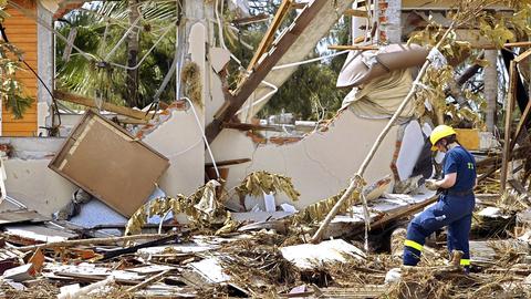 Ein THW-Retter sucht nach dem Tsunami in den Trümmern eines Hotels bei Khao Lak in Thailand nach Überlebenden.