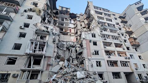 Ein mehrstöckiges Gebäude wurde bei einem russischen Angriff auf ein Wohnviertel in Cherson, Ukraine, schwer beschädigt. 