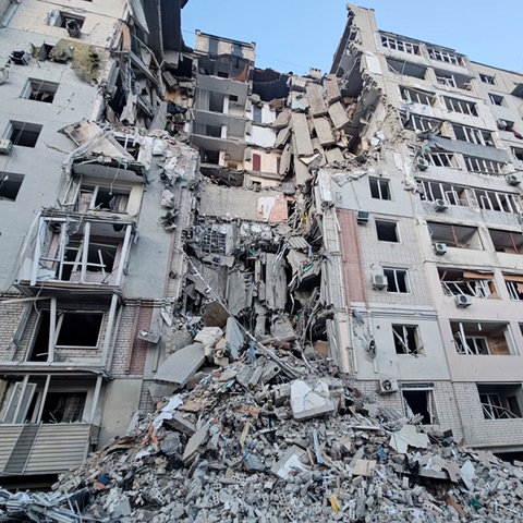 Ein mehrstöckiges Gebäude wurde bei einem russischen Angriff auf ein Wohnviertel in Cherson, Ukraine, schwer beschädigt. 