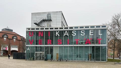 An einem Bau mit Glasfassade steht Universität Kassel.