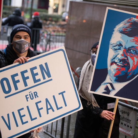Mit Schildern und Plakaten erinnern Demonstranten vor dem Landgericht an den Kasseler Regierungspräsidenten Lübcke. 