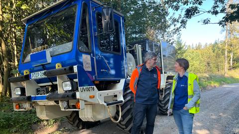 Auf dem Berg Tromm starten Erkundungen mit einem sogenannten Vibro-Truck. 