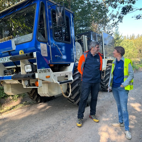 Auf dem Berg Tromm starten Erkundungen mit einem sogenannten Vibro-Truck. 