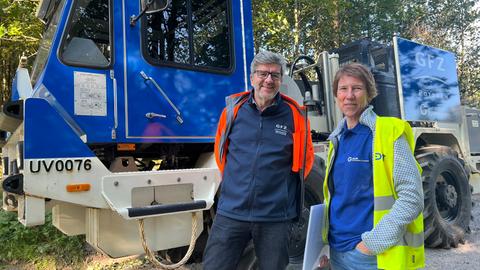 Auf dem Berg Tromm starten Erkundungen mit einem sogenannten Vibro-Truck. 