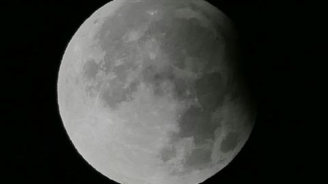 "Welch ein Start in den Tag!", schreibt uns Alexandra Wagner. Ihr Foto betitelt sie mit: "Der wunderschöne Vollmond mit ein bisschen Finsternis." 