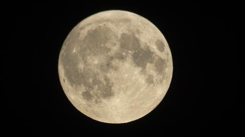 "Ein Bild von einem schönem Mond über den Feldern hinter Mörfelden" hat Klaus Hergert aufgenommen.