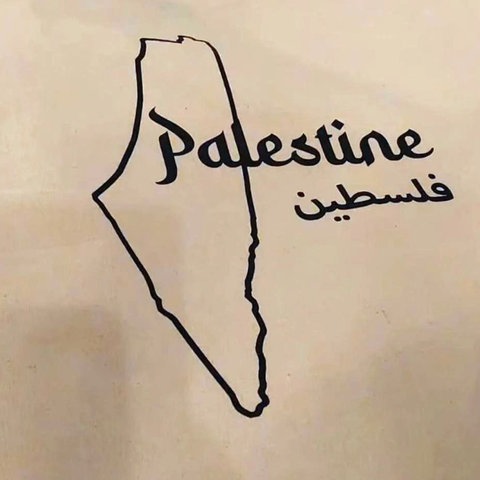 Auf einer Stofftasche sind die Umrisse Israels zusammen mit dem Gaza-Streifen und dem Westjordanland zu erkennen, die aber mit dem Schriftzug "Palästina" versehen sind. Eine Grafik, die Israel vermeintlich das Existenzrecht abspricht. 