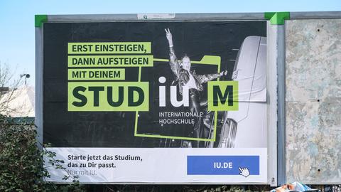 Ein Werbeplakat der IU Internationalen Hochschule