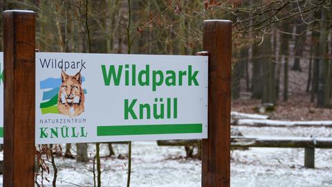 Ein Schild weist am Parkplatz auf den Wildpark Knüll hin. 