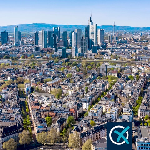 Frankfurt aus einer fernen Vogelperspektive fotografiert. Die Skyline und die umgebende Landschaft ist zu sehen.