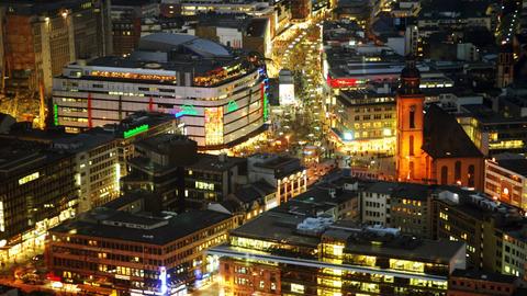 Luftaufnahme auf die Zeil bei Nacht 