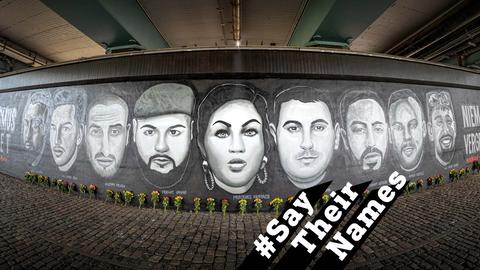 Graffito unter einer Brücke mit den Portraits der Opfer von Hanau - mit einem extremen Weitwinkel fotografiert.