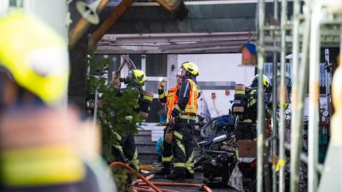 Feuerwehrleute bei Löscharbeiten in Griesheim