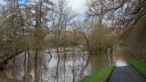 In Marburg an der Lahn hat hessenschau.de-Nutzer Eberhard Schwab festgehalten, wie das Wasser einen Parkplatz überschwemmt hat.