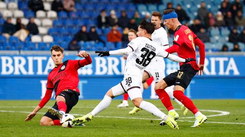 Justin Janitzek (SV Wehen Wiesbaden), Deniz Zeitler (FC Ingolstadt 04) und Felix Luckeneder (SV Wehen Wiesbaden)  im Zweikampf