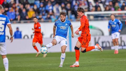 Kilian Corredor (im blauen Darmstadt-Trikot) kämpft mit Casper Terho (orangenes Paderborn-Trikot) um den Ball. 