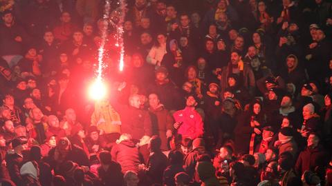 Rote Leuchtrakete fliegt in den Eintracht-Block.