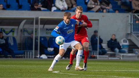 Kilian Corredor (SV Darmstadt 98, blaues Trikot),mit Elias Baum (SV 07 Elversberg, rotes Trikot) im Zweikampf.