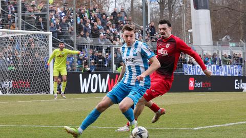 Spieler von Stuttgarter Kickers im Zweikampf mit Spieler von FC Giessen.