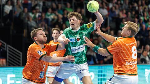 Leo Prantner (Berlin, grünes Trikot) kämpft gegen Viktor Norberg  (HSG Wetzlar, orangenes Trikot) und wirft den Ball auf das Tor.